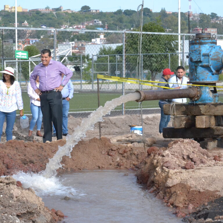Supervisan obra del pozo profundo en la unidad deportiva bicentenario