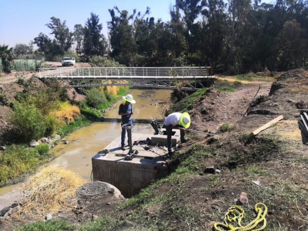 Instalación de 3 compuertas en el colector marginal de aguas negras