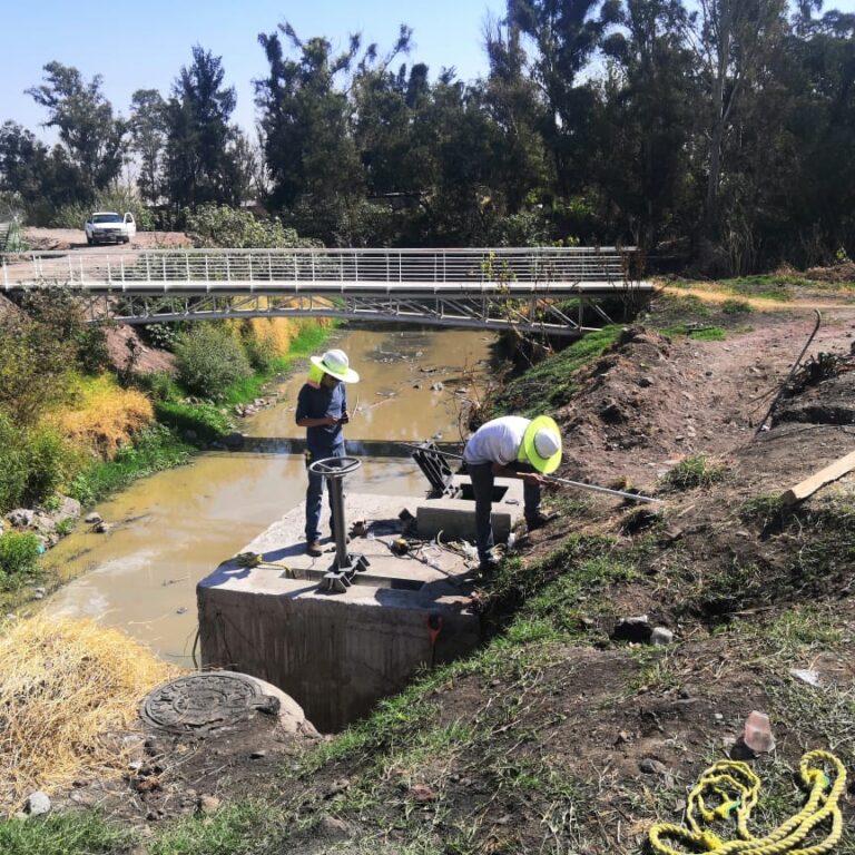 Instalación de 3 compuertas en el colector marginal de aguas negras