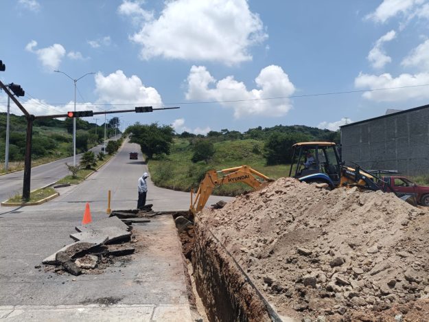 Construcción de drenaje sanitario en Av. Sostenes Rocha